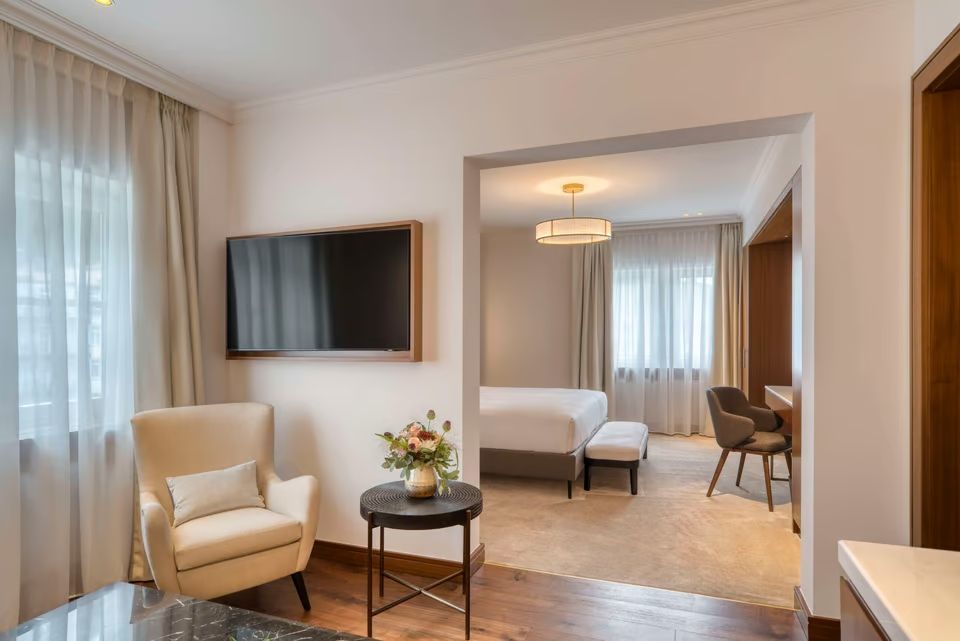 Stylische Suite mit separatem Wohn- und Schlafbereich und modernen Annehmlichkeiten