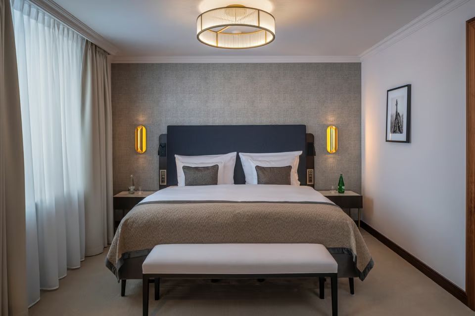 Elegant gestaltetes Schlafzimmer mit weichen Beleuchtungselementen
