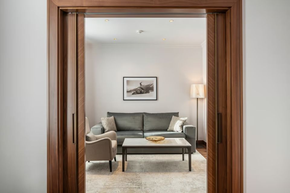 Offener Wohnbereich mit komfortablem Sofa und eleganten Holzelementen
