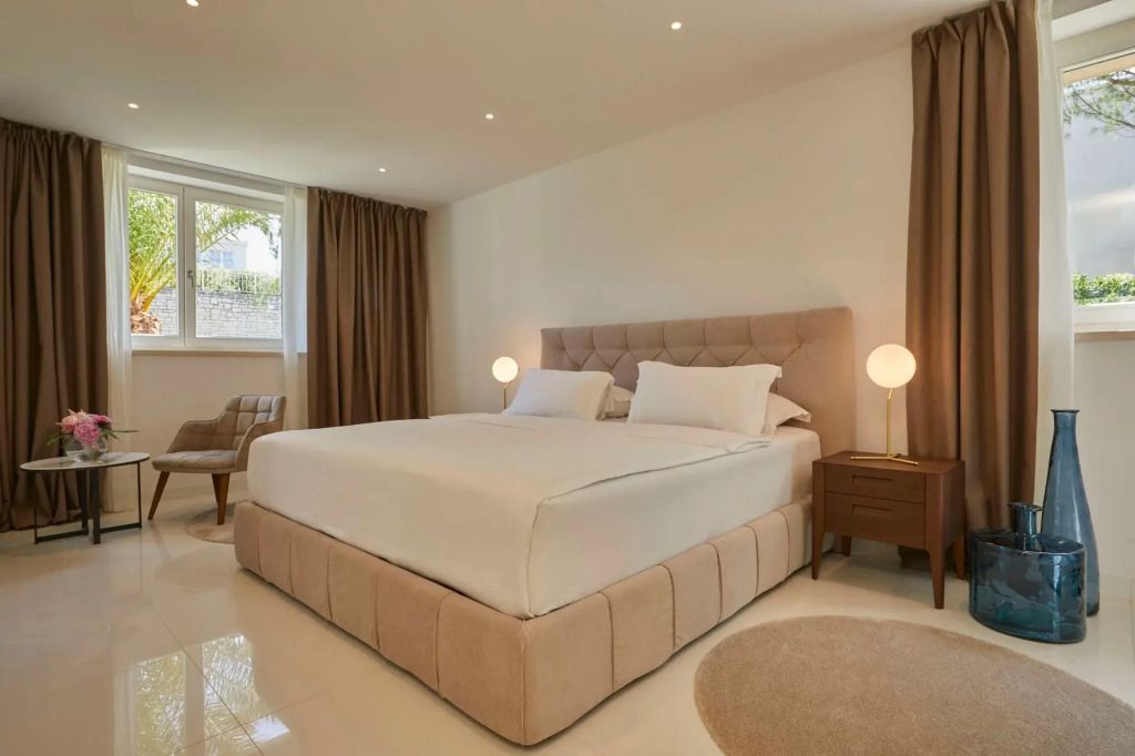 Großes Schlafzimmer mit elegantem Design und Doppelbett