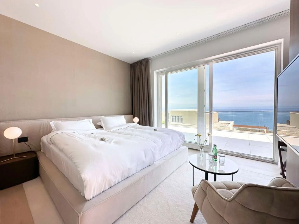Helles Schlafzimmer mit Meerblick und Zugang zur Terrasse