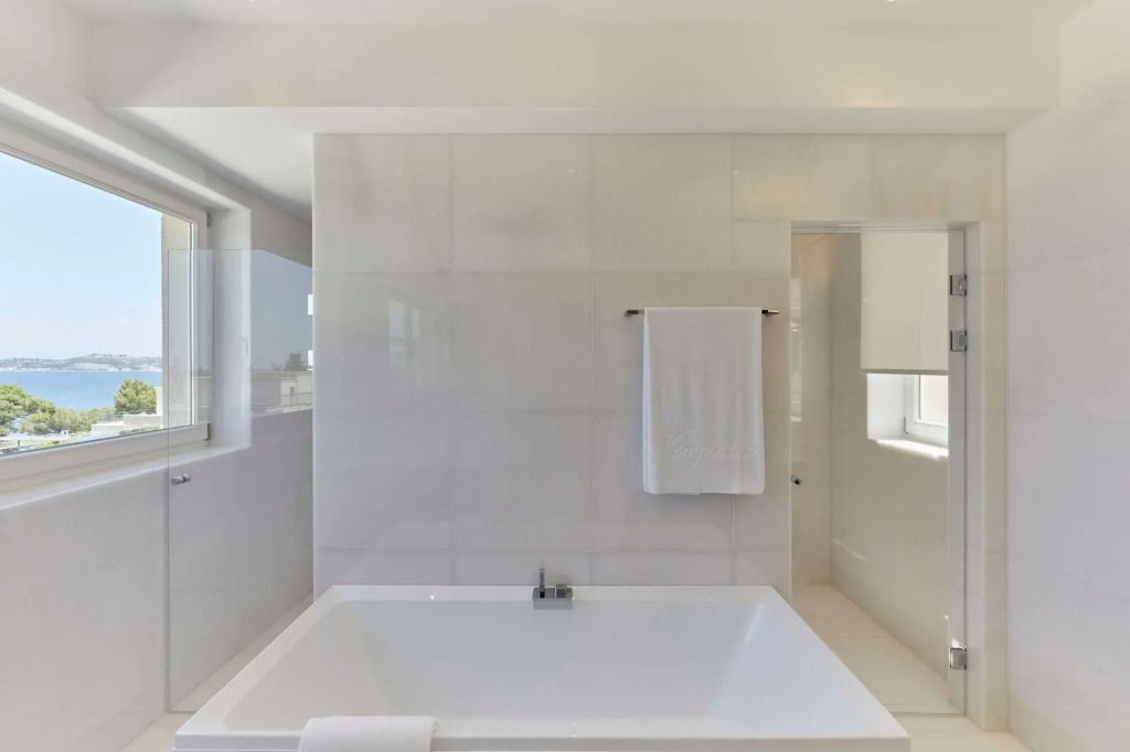 Stilvolles Badezimmer mit großer Badewanne und neutralen Tönen