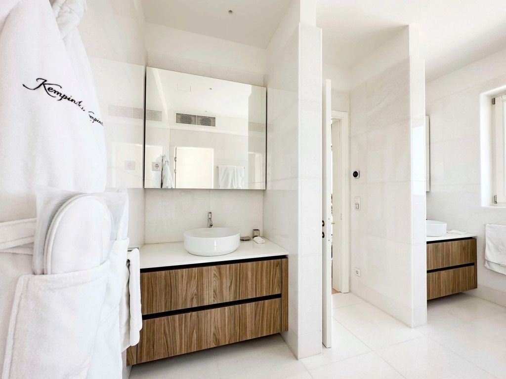 Helles Badezimmer mit modernem Waschbecken und Spiegelschrank
