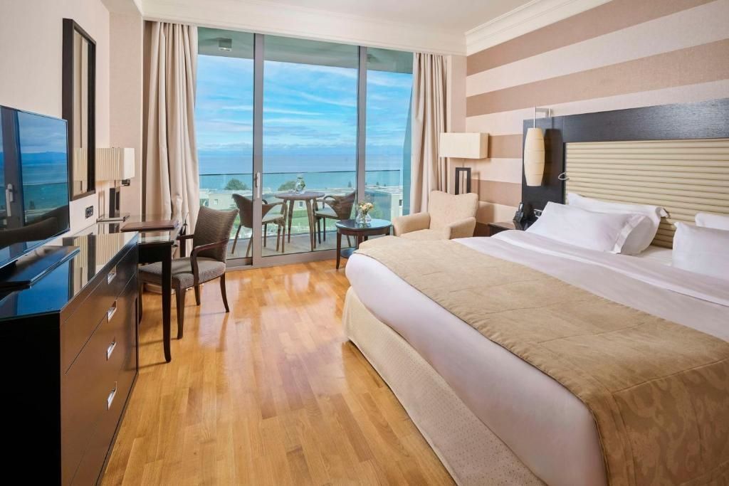 Deluxe Doppelzimmer mit Meerblick, stilvolle Einrichtung, großes Fenster zum Balkon