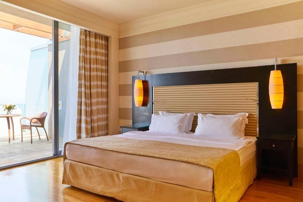 Geräumiges Zimmer mit Doppelbett und gestreifter Tapete