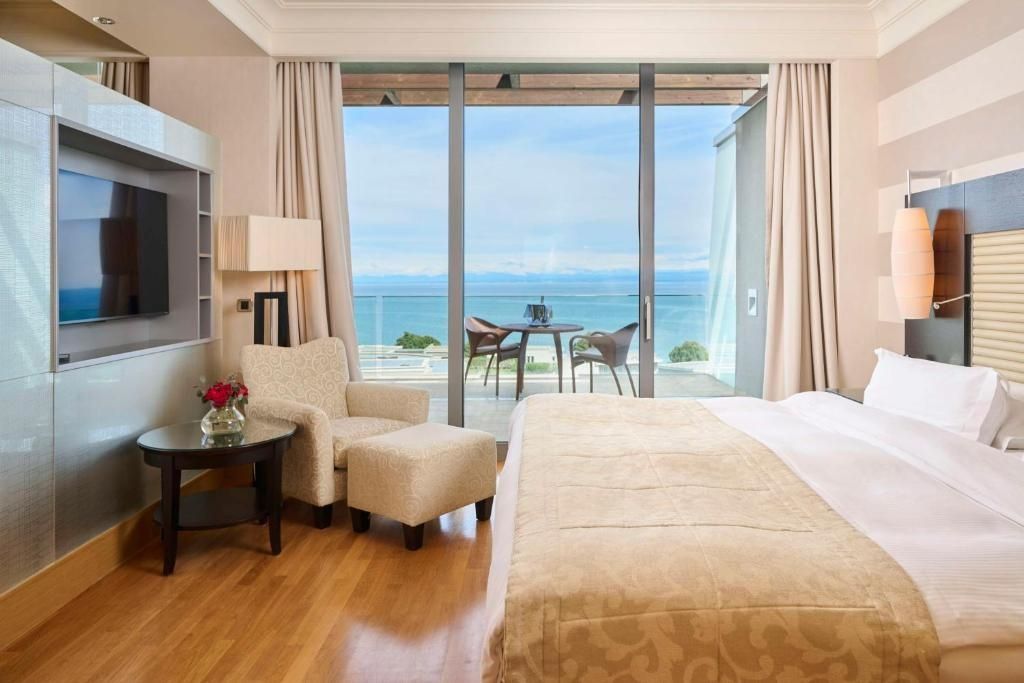 Blick auf das Meer von einem Zimmer mit Sitzbereich und Balkon
