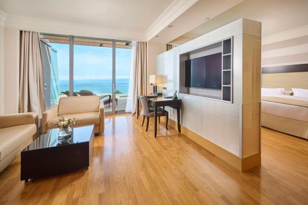 Wohnbereich der Suite mit Zugang zum Balkon und Meerblick