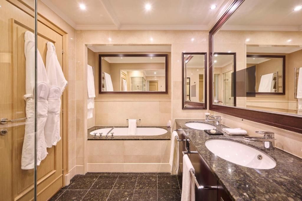 Luxuriöses Badezimmer mit Doppelwaschbecken und großer Badewanne