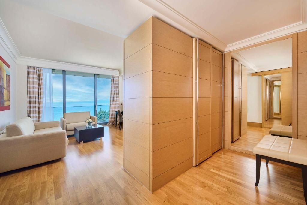 Moderner Wohnbereich mit Zugang zu Balkon und Meerblick