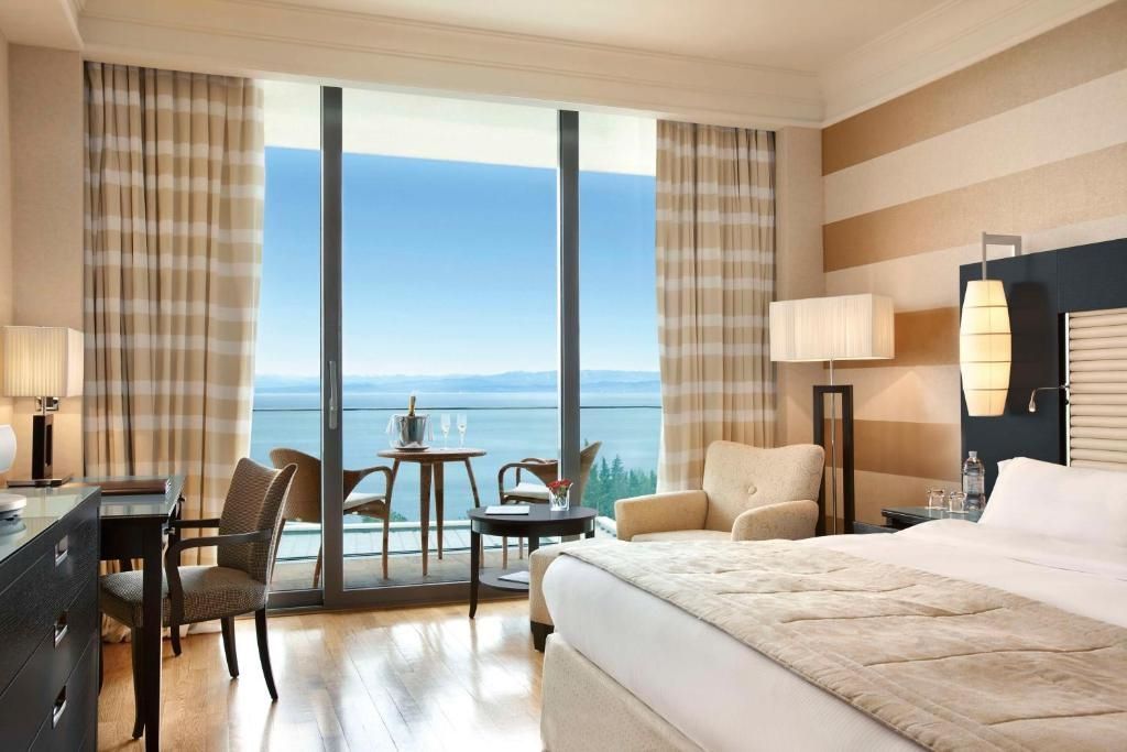 Großzügiges Zimmer mit Meerblick, modernem Dekor und komfortabler Sitzecke