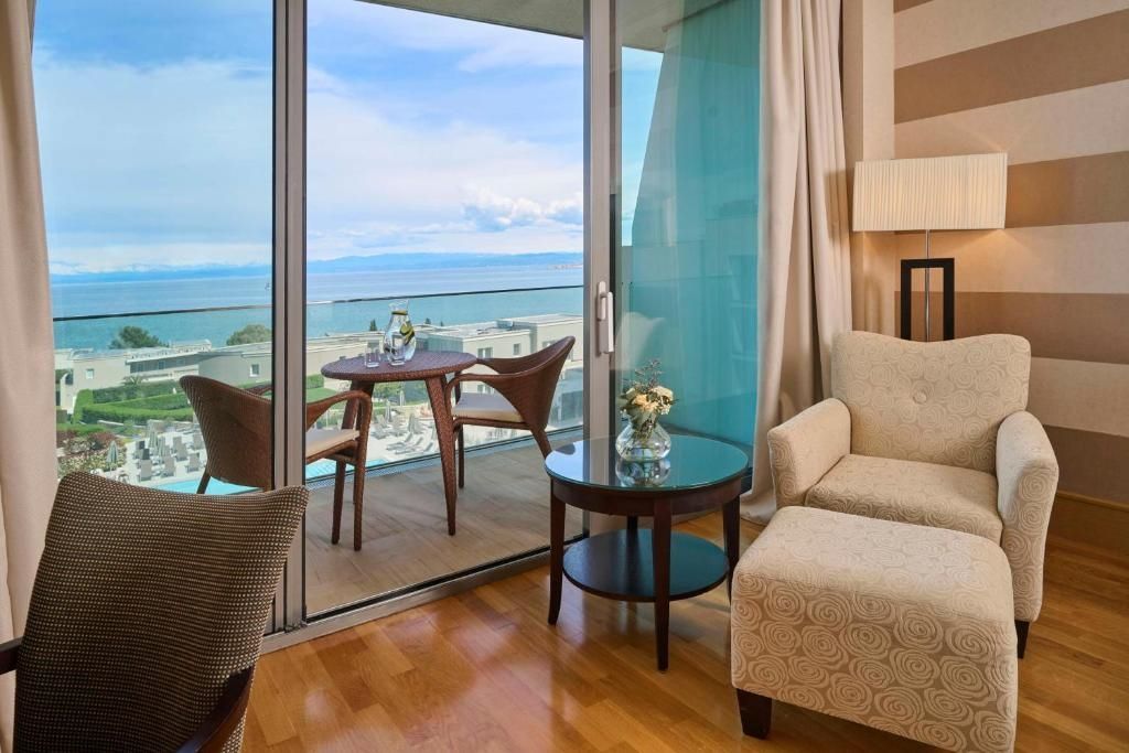 Komfortables Wohnzimmer mit Zugang zum Balkon mit Meerblick