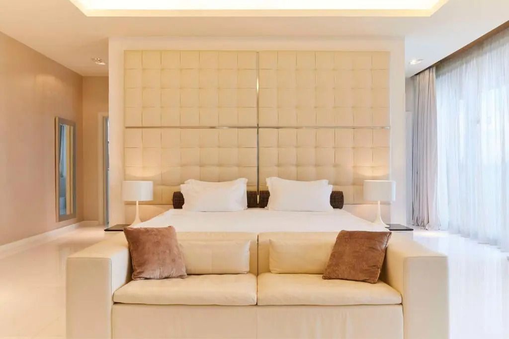 Prächtiges Doppelbett mit eleganter Kopfteilverkleidung und Sofa