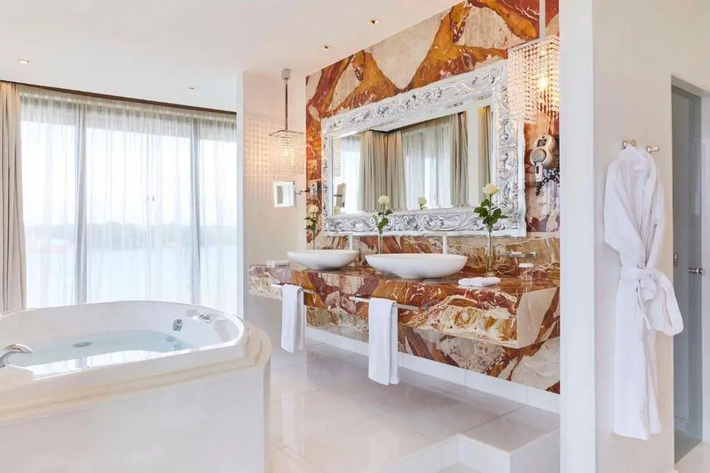 Luxuriöses Badezimmer mit Marmordetails und Whirlpool in der Henry Morgan Presidential Suite