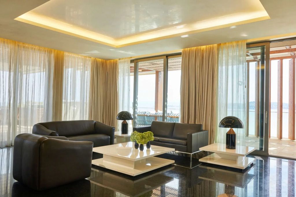 Wohnbereich mit modernen Sofas und Blick auf das Meer.