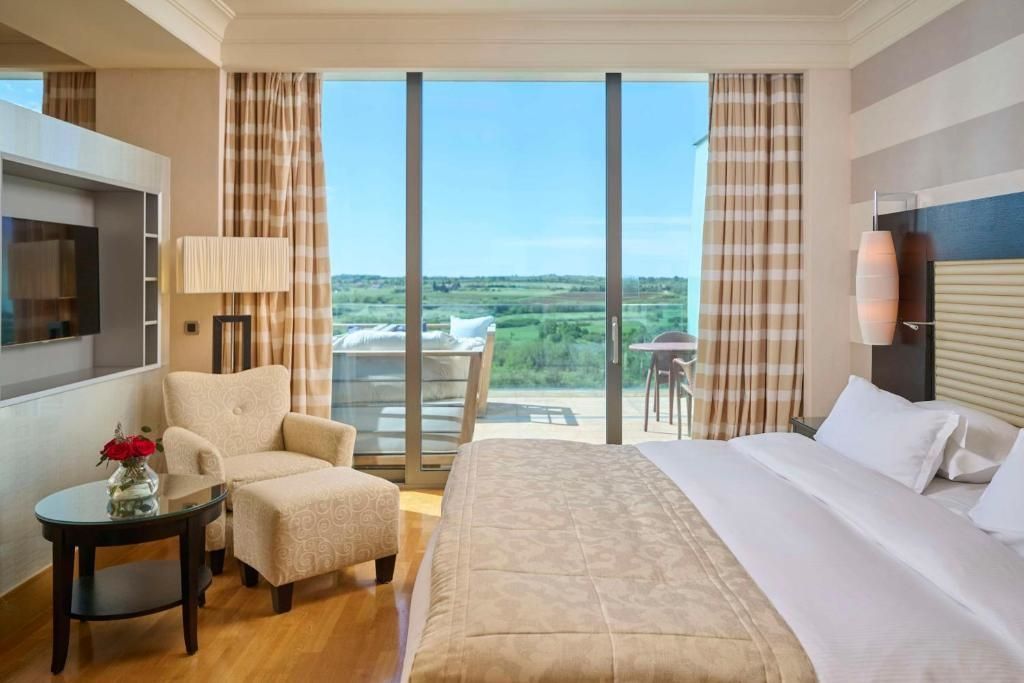 Junior-Suite mit Gartenblick und Doppelbett im Kempinski Hotel Adriatic