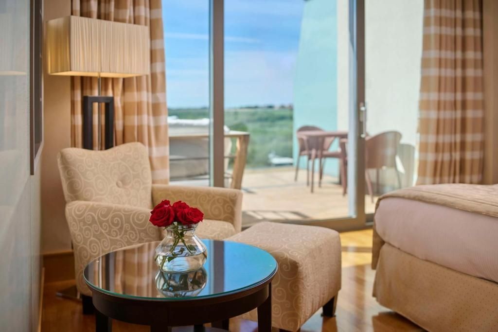 Komfortable Sitzecke mit Blick auf den Garten im Kempinski Hotel Adriatic
