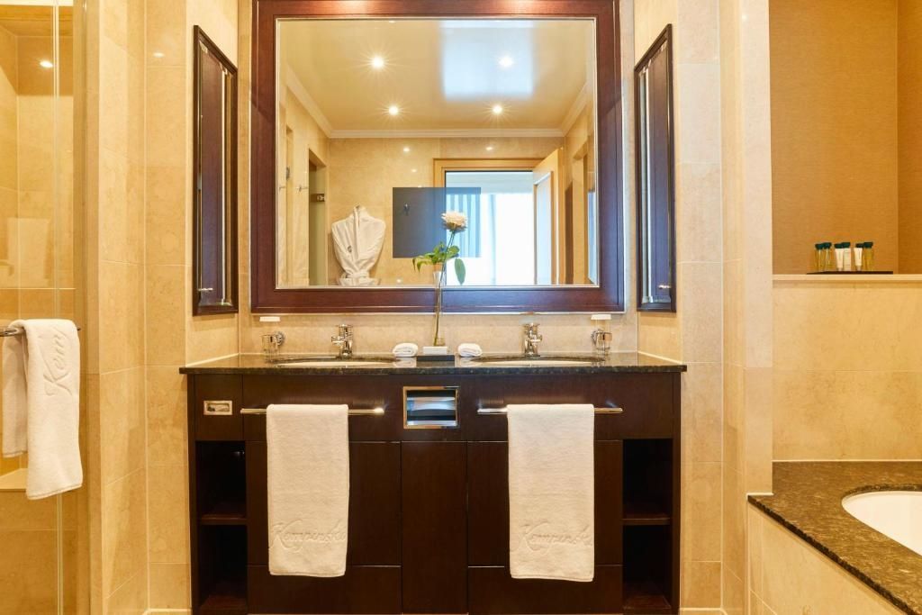 Luxuriöses Badezimmer mit großem Spiegel im Kempinski Hotel Adriatic