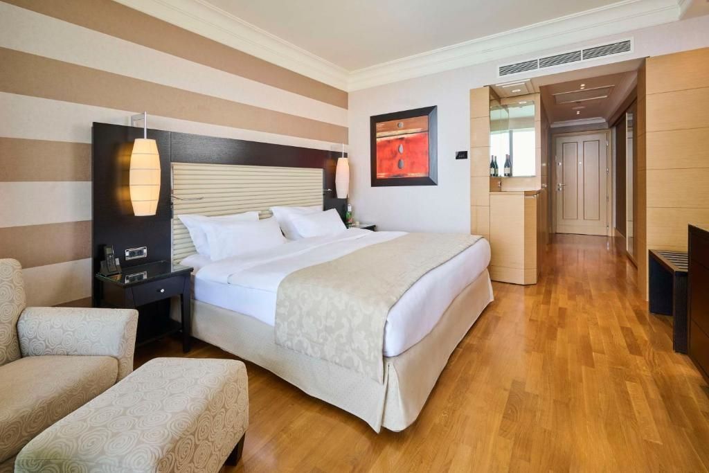 Elegantes Doppelzimmer mit Holzboden und modernen Akzenten