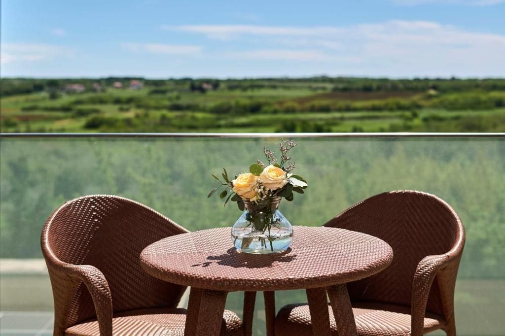 Balkon mit kleinem Tisch und schöner Landschaftsansicht