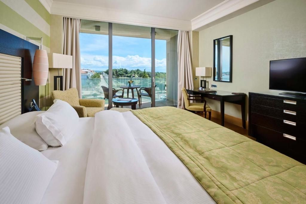 Geräumiges Premium Doppelzimmer mit seitlichem Meerblick und elegantem Interieur