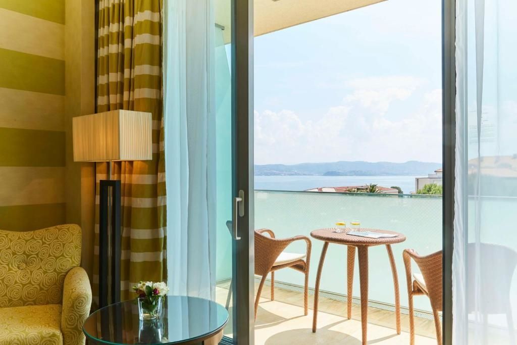 Balkon mit Sitzgelegenheiten und Meerblick im Premium Doppelzimmer