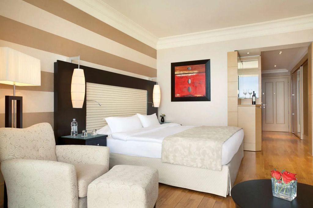 Modernes Superior Doppelzimmer mit Doppelbett, stilvolle Wanddekoration und sanfte Beleuchtung