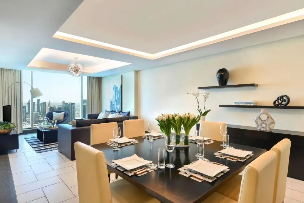 Eleganter Essbereich mit gedecktem Tisch und Blick auf die Stadt