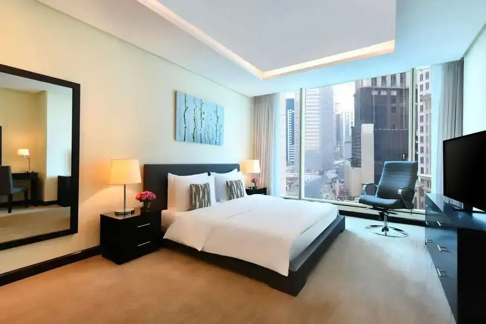Helles Schlafzimmer in der Superior Suite mit Stadtblick und modernem Dekor