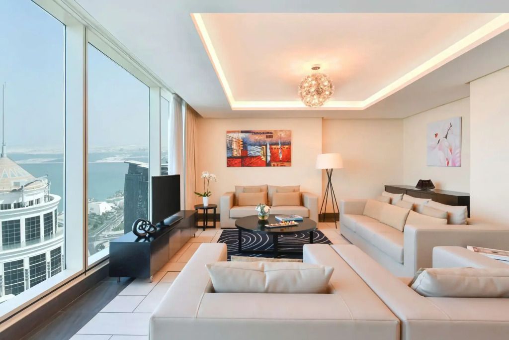 Luxuriöses Wohnzimmer in der Villa mit Designer-Möbeln und atemberaubender Aussicht.
