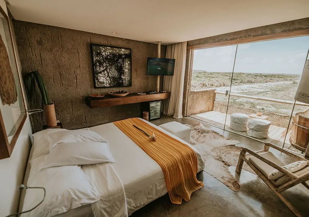 Modernes Doppelzimmer mit großen Glasfenstern und Meerblick im Kenoa Resort