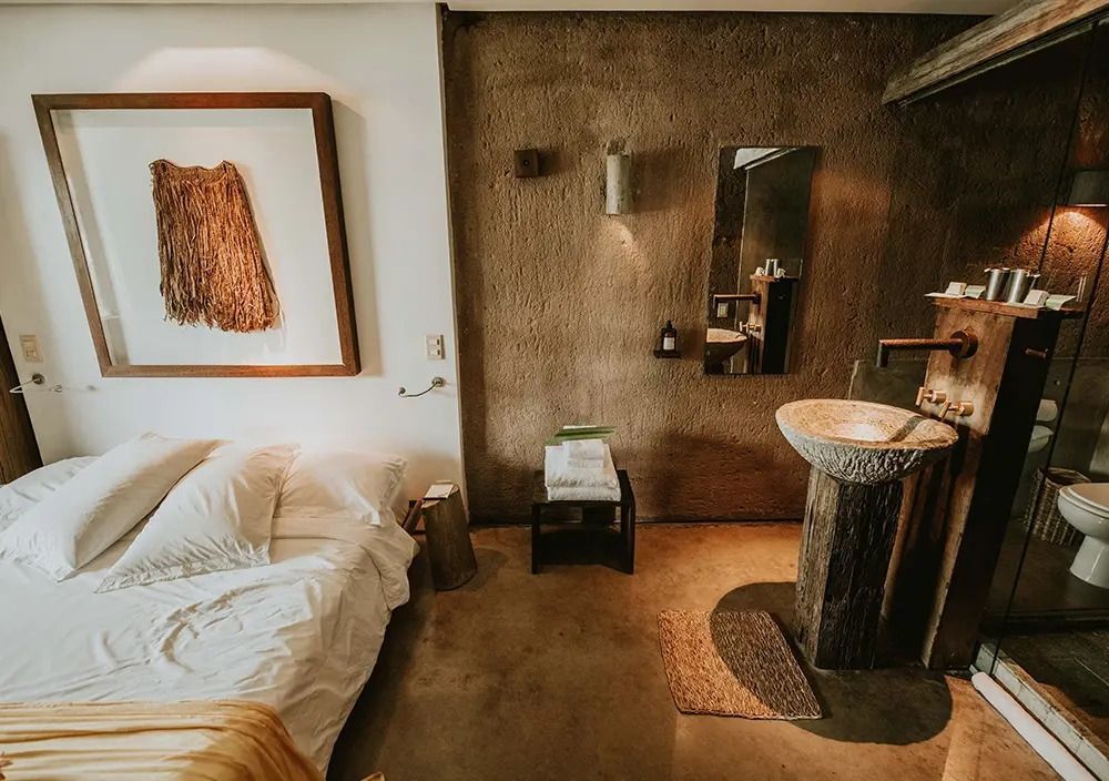 Stilvoll eingerichtete Suite mit Naturmaterialien und modernem Dekor