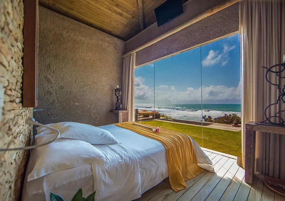 Gemütliches Schlafzimmer mit großem Fenster und Meerblick im Kenoa Resort