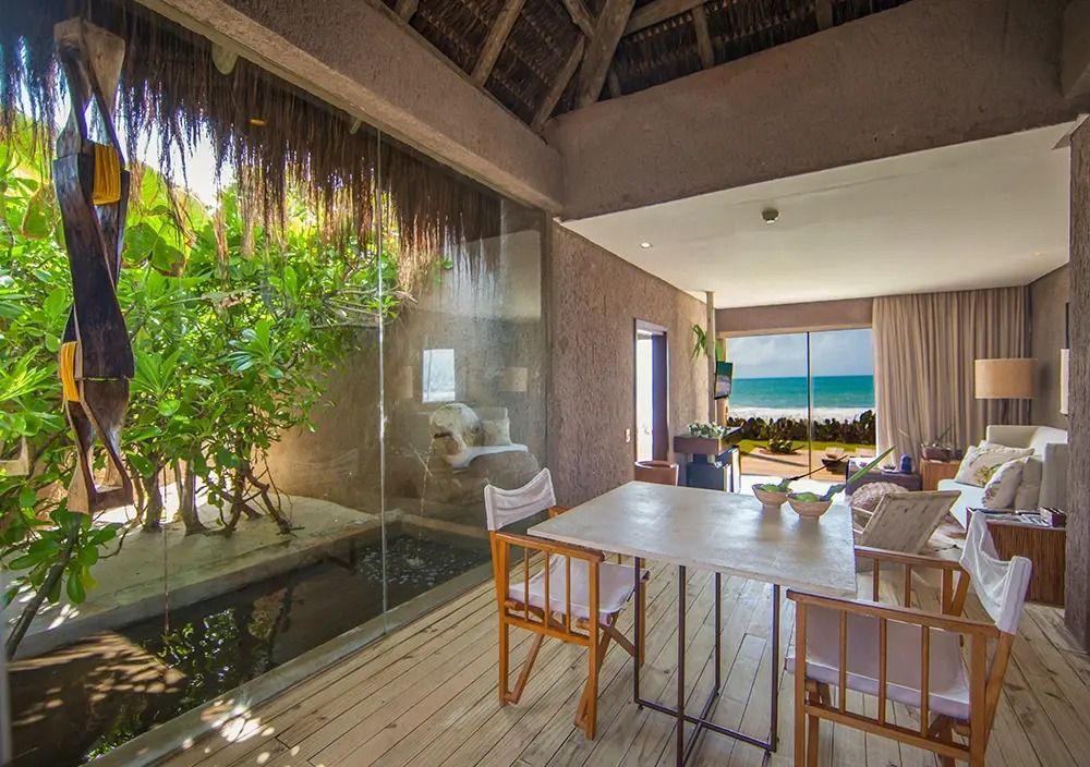 Essbereich mit Fenster zum Meer und natürlichem Lichteinfall im Kenoa Resort