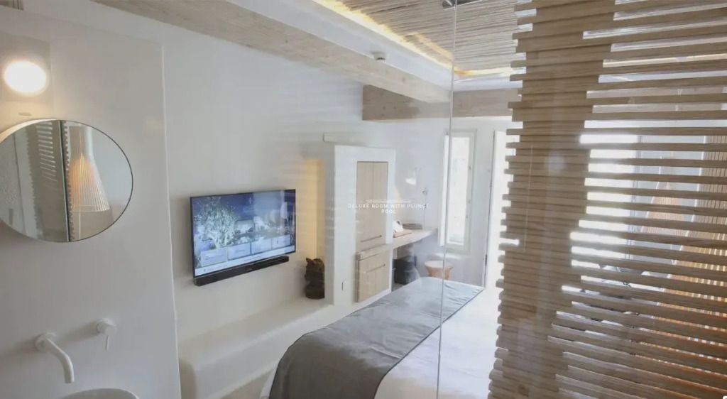 Modern eingerichtetes Zimmer mit Flachbildfernseher im Kove Mykonos Hotel