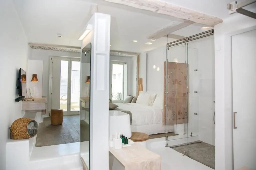 Luxuriöses Doppelzimmer mit offener Dusche im Kove Mykonos Hotel