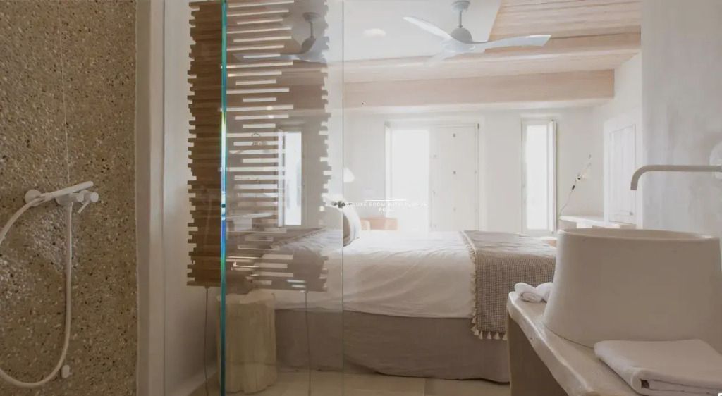 Geräumiges Schlafzimmer mit modernen Designelementen im Kove Mykonos Hotel