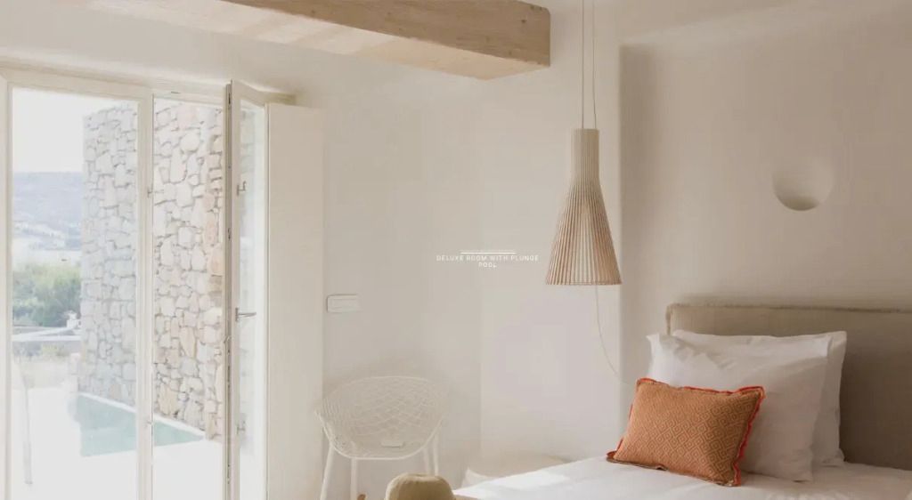Gemütliches Doppelzimmer mit stilvoller Beleuchtung im Kove Mykonos Hotel