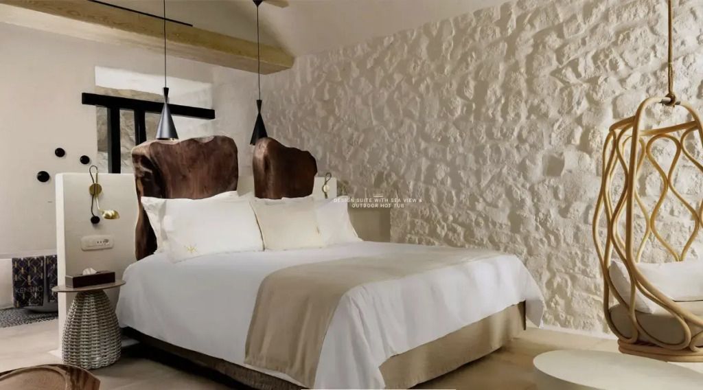 Elegantes Doppelbett in Suite mit stilvoller Steindekoration an der Wand