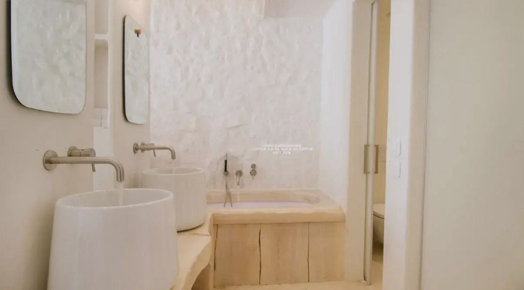 Badezimmer mit edler Doppelwaschtisch-Anlage und natürlicher Steinwand
