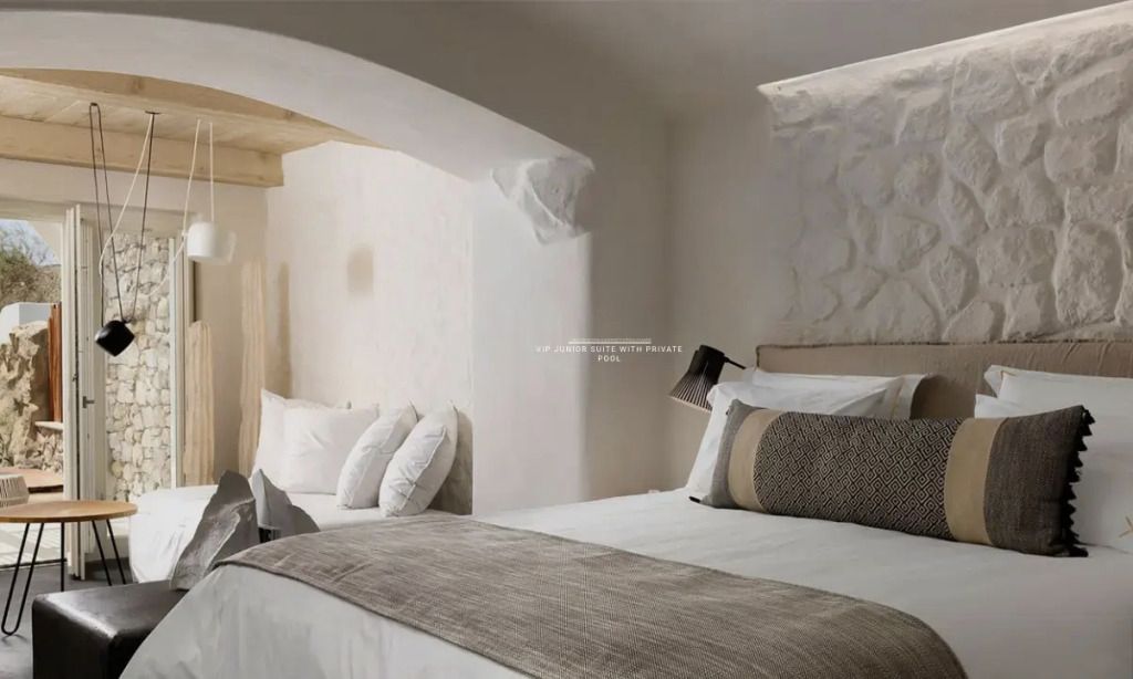 Detailansicht des Bettes in der Junior-Suite mit dekorativem Kopfteil.