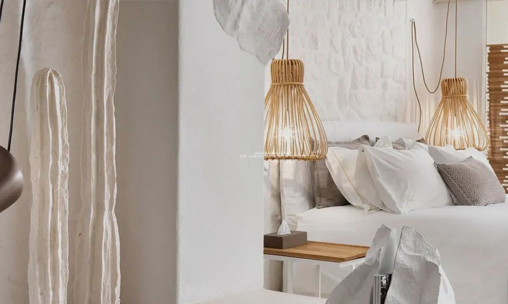 Designerlampenhängelampe und elegante Textilien im Schlafzimmer der Suite.