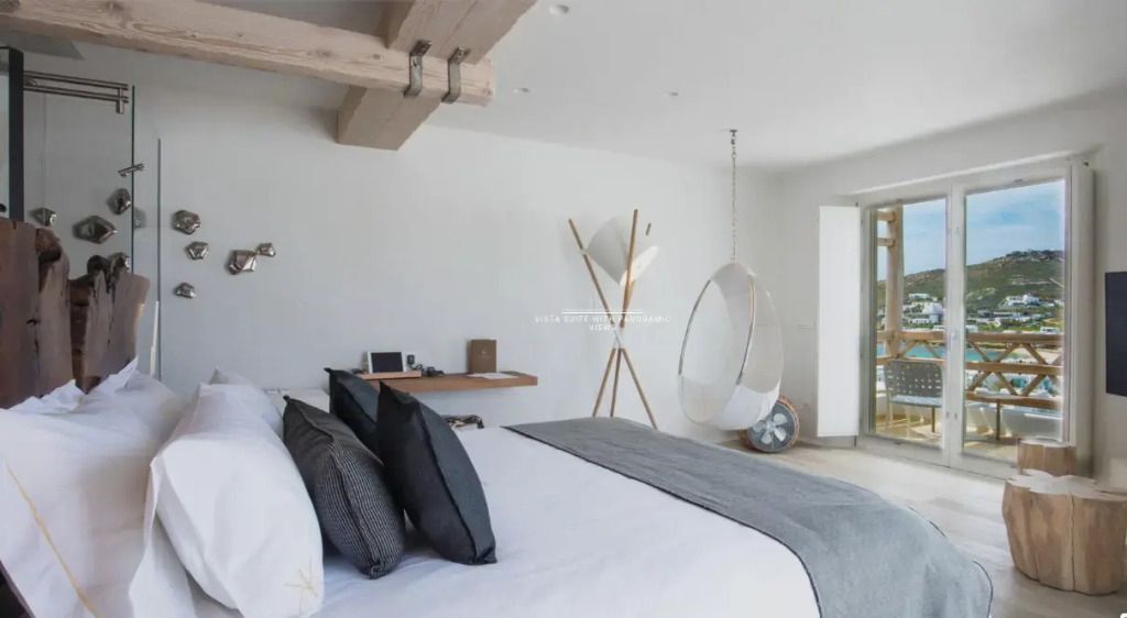 Helle Suite mit Hängesessel und minimalistischer Einrichtung.