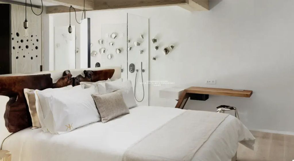 Suite mit elegantem Doppelbett und dekorativen Elementen.
