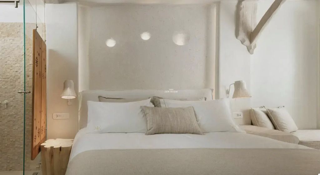 Luxuriöses Doppelbett mit eleganten Kissen und sanfter Beleuchtung im Zen Doppelzimmer