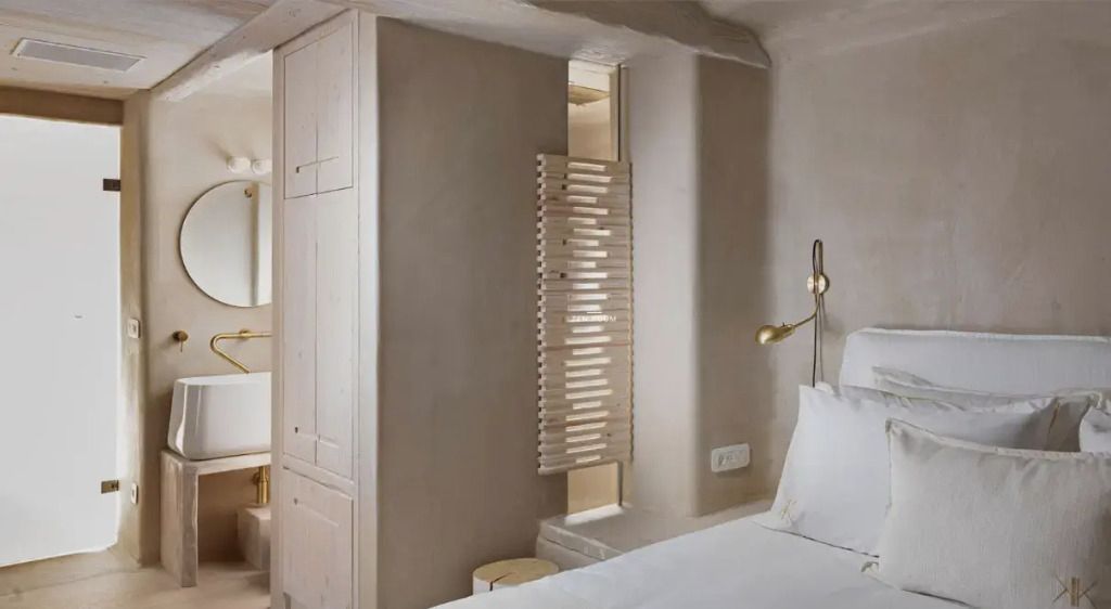 Helles und stilvoll eingerichtetes Zimmer mit Design-Elementen und minimalistischer Dekoration