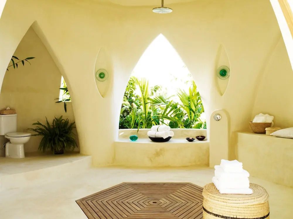 Luxuriöses Badezimmer mit Aussicht auf grünen Garten und einzigartiger Architektur