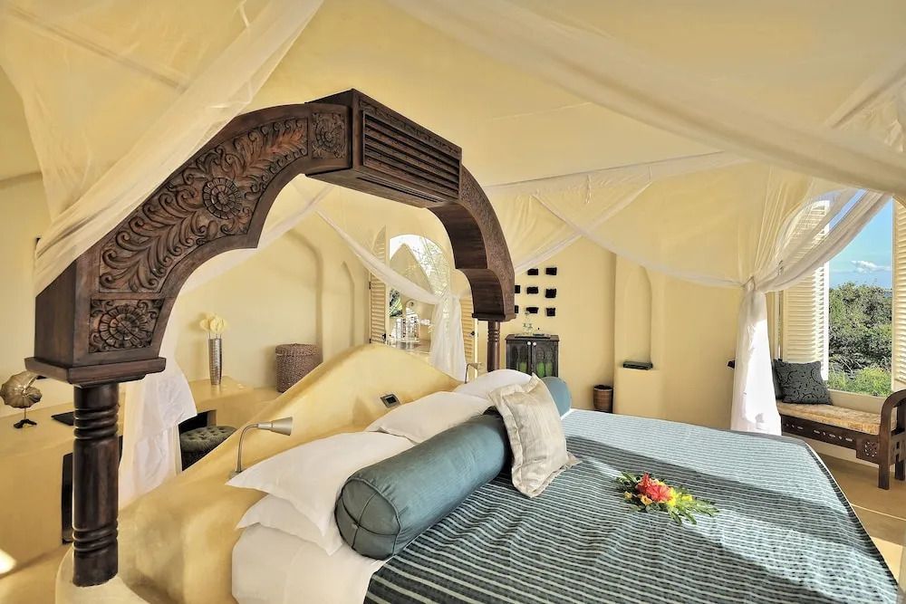 Geräumiges Schlafzimmer mit Himmelbett und stilvollen Dekorationen