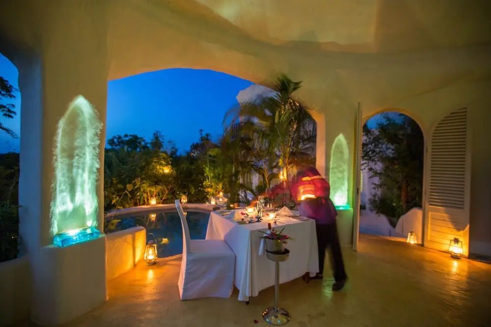 Romantisches Abendessen auf Terrasse mit Pool und Kerzenlicht