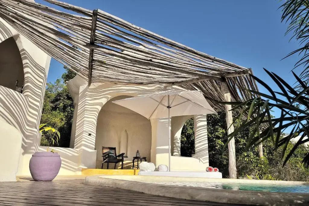 Villa mit schattenspendender Pergola und Liegestühlen am privaten Pool