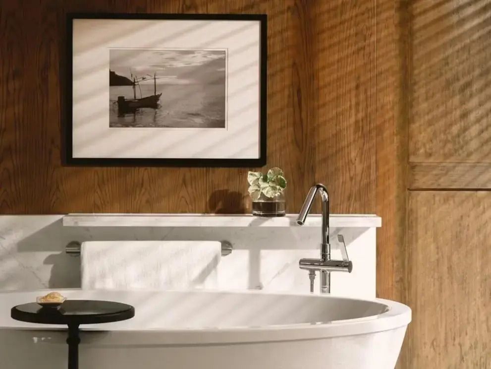 Elegantes Badezimmer mit freistehender Badewanne und dekorativem Bild